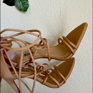 It’s a new brand of heels, never used.  The size is 7.5 and it’s beige/tan.